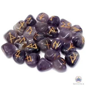 Jeu de 25 runes en améthyste, violette nuancée de zones claires, symboles Futhark gravés et dorés