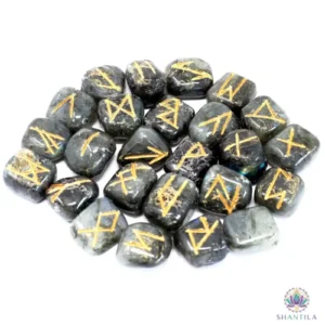 Jeu de 25 runes en labradorite, gris sombre veiné de blanc, symboles Futhark gravés et dorés