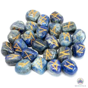 Jeu de 25 runes en lapis-lazuli, bleu nuit piqueté de doré, symboles Futhark gravés et dorés