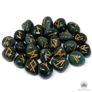 Jeu de 25 runes en jaspe sanguin, d'un vert sombre moucheté de rouge, symboles Futhark gravés et dorés