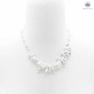 Collier jaspe blanc naturel, pierre allongée blanc nacré polie et petites perles rondes assorties, fond neutre, 44 cm.