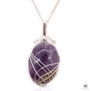 Pendentif améthyste serti : un ovale violet, du plus soutenu au plus pâle, sur sa chaîne argentée, fond blanc