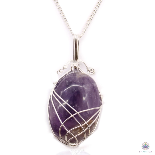 Pendentif Améthyste Serti en Volutes — Chaîne 50 cm 1 Pendentif améthyste serti : un ovale violet, du plus soutenu au plus pâle, sur sa chaîne argentée, fond blanc