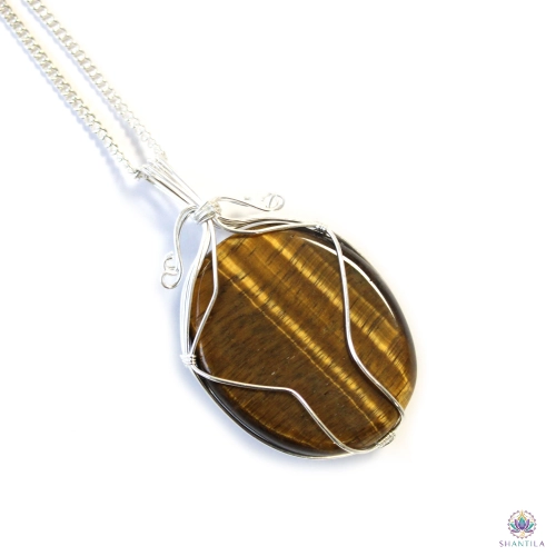 Pendentif Œil de Tigre Serti en Volutes — Chaîne 50 cm 2 Pendentif en œil de tigre serti en volutes porté sur un haut noir, le pendentif tombant sous les clavicules
