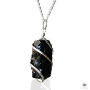 Pendentif onyx noir brut : une pierre brute noire, brillante, aux cassures nettes, sur sa chaîne argentée, fond blanc