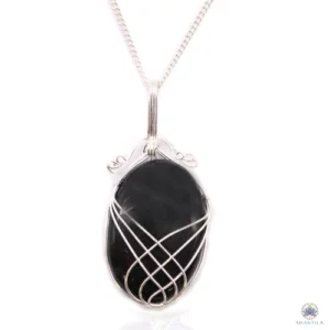 Pendentif onyx noir serti : un ovale noir, poli jusqu'au brillant, sur sa chaîne argentée, fond blanc