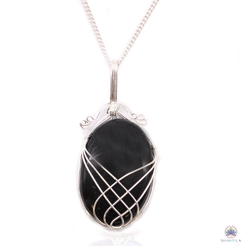 Pendentif Onyx Noir Serti en Volutes — Chaîne 50 cm 1 Pendentif onyx noir serti : un ovale noir, poli jusqu'au brillant, sur sa chaîne argentée, fond blanc