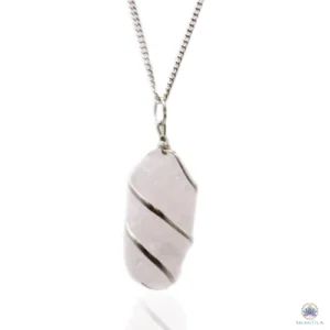 Pendentif quartz rose brut : une pierre brute rose très pâle, presque blanche, sur sa chaîne argentée, fond blanc