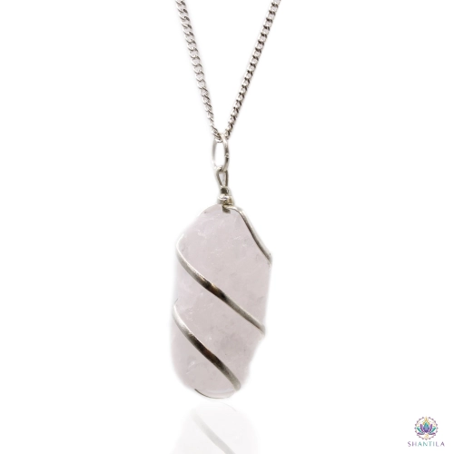 Pendentif Quartz Rose Brut en Spirale — Chaîne 50 cm 1 Pendentif quartz rose brut : une pierre brute rose très pâle, presque blanche, sur sa chaîne argentée, fond blanc