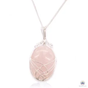 Pendentif quartz rose serti : un ovale rose poudré, sur sa chaîne argentée, fond blanc