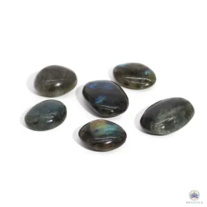 Pierre de paume en Labradorite de Madagascar aux reflets bleus et verts irisés