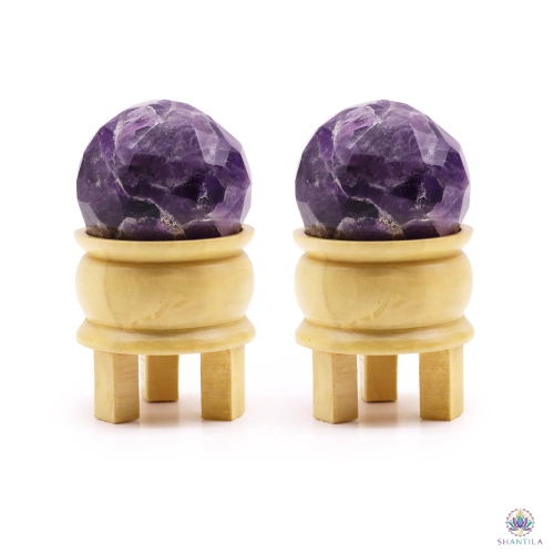 Sphère Améthyste Facettée et son Pied en Bois — 5 cm 2 Deux sphères en améthyste facettées sur leur pied en bois, vues de face sur fond blanc