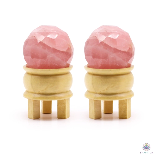 Sphère Quartz Rose Facettée et son Pied en Bois — 5 cm 2 Deux sphères en quartz rose facettées sur leur pied en bois, vues de face sur fond blanc