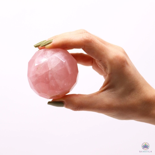 Sphère Quartz Rose Facettée et son Pied en Bois — 5 cm 3 Sphère en quartz rose facettée tenue entre le pouce et l'index, pour juger de ses 5 cm de diamètre