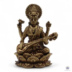 Statuette Saraswati en laiton doré de 49 mm devant un Om ciselé