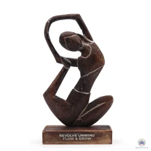 Statuette en bois d'Albasia représentant une femme en posture de torsion yoga, finition naturelle antique, affirmation gravée à la base.