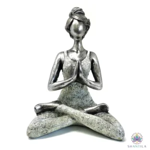 Statuette Yoga Lady argentée et blanche 24cm fabriquée artisanalement en Indonésie pour décoration zen