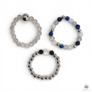 Trio de bagues labradorite, lapis-lazuli et opalite dans une palette de gris, blanc givré et bleu nuit.