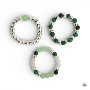 Vue d'ensemble du trio de bagues Esprit de la Forêt présentant les trois anneaux élastiqués ornés d'aventurine verte, malachite et quartz rose avec perles argentées. Les teintes vertes douces et moussues rappellent l'atmosphère apaisante des sous-bois.