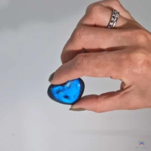 Cœur en labradorite de Madagascar aux reflets irisés bleus et verts