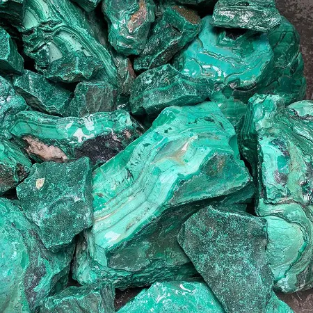 Erreurs à éviter lors de la purification et du rechargement des pierres Malachite brute, une pierre fragile en lithothérapie à ne jamais nettoyer avec de l'eau
