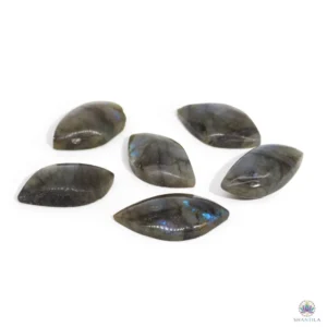 Pierre feuille en labradorite de Madagascar avec reflets irisés bleus et dorés