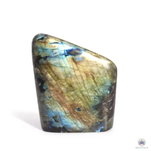 Pierre de Labradorite naturelle de Madagascar avec reflets irisés bleus et verts