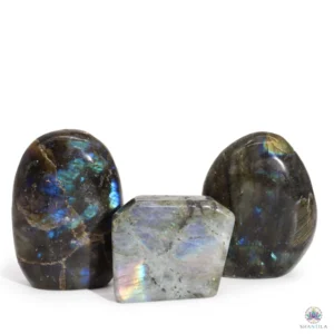 Pierre en Labradorite de Madagascar aux reflets irisés bleus et verts 90g
