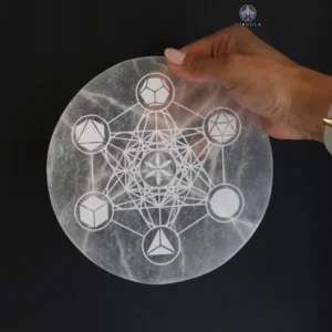 Plaque de rechargement en sélénite avec motif géométrie sacrée 18cm