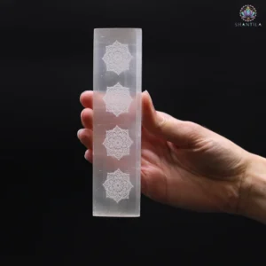 Plaque de rechargement en sélénite gravée mandala 15cm pour purification des pierres naturelles