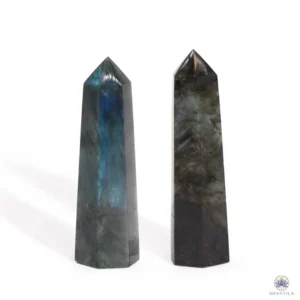 Pointe de Labradorite de Madagascar aux reflets bleus irisés, pierre de protection naturelle