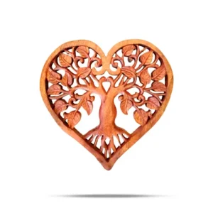 Panneau décoratif en bois sculpté représentant l'Arbre de Vie dans un cœur, symbole spirituel de connexion et harmonie