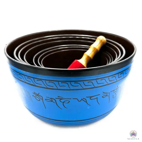 Set de 7 Grands Bols Chantants Chakras et Maillet – Aluminium Laqué, 19,5 à 35 cm 4 Les sept bols chakras emboîtés les uns dans les autres, avec le maillet en bois à tête feutrée rouge