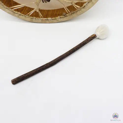 Tambour Chamanique Ours 40 cm – Poignée Sculptée, Accordable, Baguette Incluse 5 Baguette en branche de bois brut à tête blanche rembourrée, devant le cadre en bois du tambour