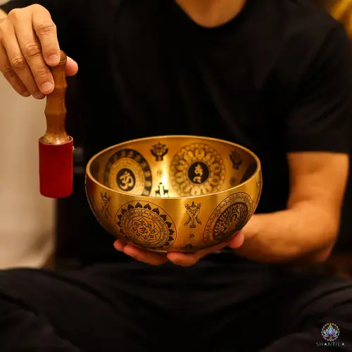 Set de 4 Bols Chantants Laiton Gravés Yogi et Chakras – Emboîtables, Sans Maillet 10 Bol chantant gravé tenu dans la paume et joué avec un maillet gainé rouge (maillet non inclus)