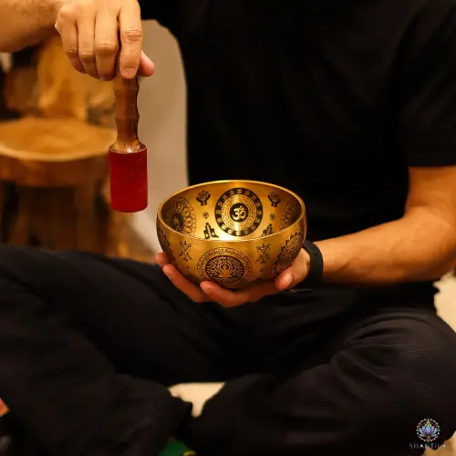 Set de 4 Bols Chantants Laiton Gravés Yogi et Chakras – Emboîtables, Sans Maillet 12 Bol chantant gravé de Om et d'un Bouddha sous l'arbre, joué avec un maillet rouge (maillet non inclus)
