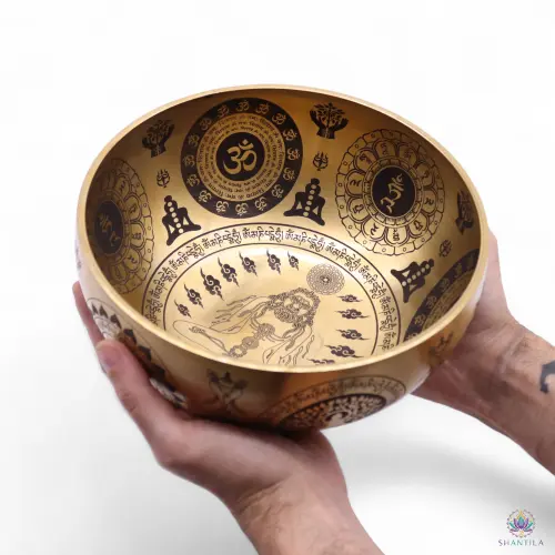 Set de 4 Bols Chantants Laiton Gravés Yogi et Chakras – Emboîtables, Sans Maillet 8 Intérieur d'un bol gravé : médaillon Om cerclé du mantra Om Namah Shivaya en devanagari, yogi au fond