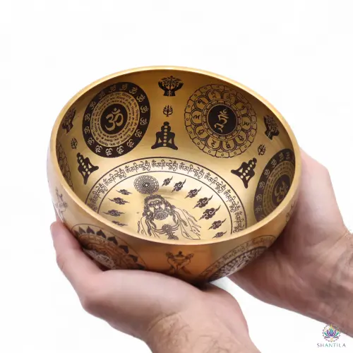 Set de 4 Bols Chantants Laiton Gravés Yogi et Chakras – Emboîtables, Sans Maillet 6 Bol chantant en laiton gravé tenu à deux mains, décor de Om, lotus et silhouettes méditantes à l'intérieur
