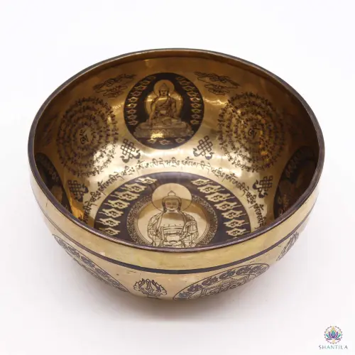 Bol Chantant Népalais Martelé 21 cm – Cinq Bouddhas Gravés, Vendu Seul 1 Bol chantant népalais martelé de 21 cm, intérieur gravé de cinq Bouddhas, de mantras et de nœuds sans fin