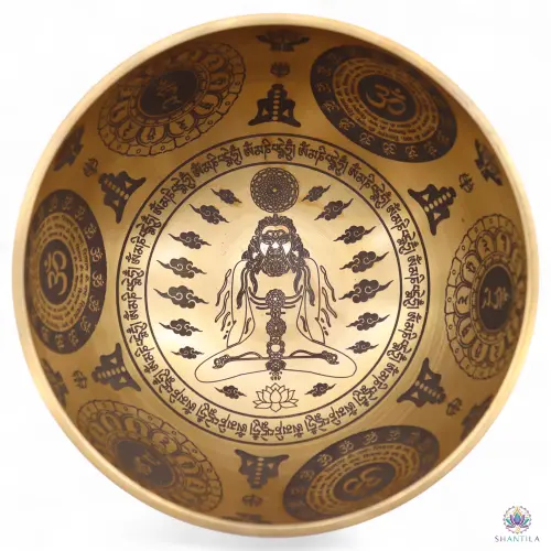 Set de 4 Bols Chantants Laiton Gravés Yogi et Chakras – Emboîtables, Sans Maillet 3 Fond du bol vu de dessus : yogi en lotus, sept chakras le long de la colonne, anneau de mantras tibétains