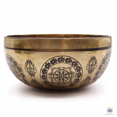 Bol Chantant Népalais Martelé 21 cm – Cinq Bouddhas Gravés, Vendu Seul 3 Bol chantant martelé vu de profil : bande polie sous la lèvre, mandalas et symboles rituels gravés sur la paroi
