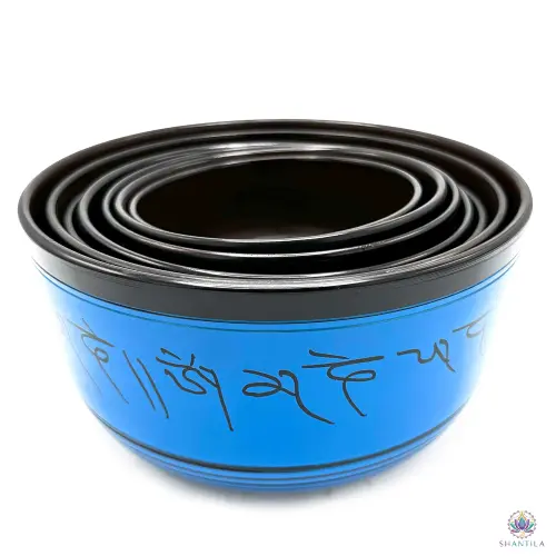 Set de 7 Grands Bols Chantants Chakras et Maillet – Aluminium Laqué, 19,5 à 35 cm 5 Bols emboîtés vus de profil, paroi bleue portant le mantra Om Mani Padme Hum en écriture tibétaine