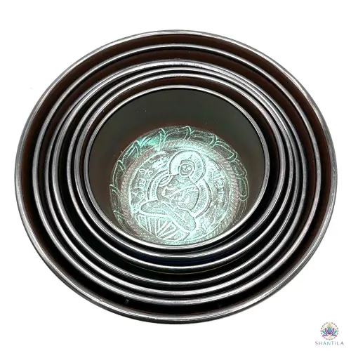 Set de 7 Grands Bols Chantants Chakras et Maillet – Aluminium Laqué, 19,5 à 35 cm 6 Vue plongeante sur les bols emboîtés : médaillon de Bouddha gravé au fond du plus petit bol