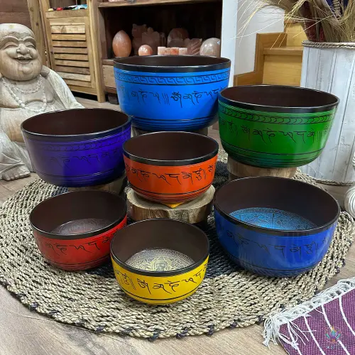 Set de 7 Grands Bols Chantants Chakras et Maillet – Aluminium Laqué, 19,5 à 35 cm 2 Les sept bols chakras vus de haut : paroi laquée, mantra tracé en noir et médaillon gravé au fond de chaque bol