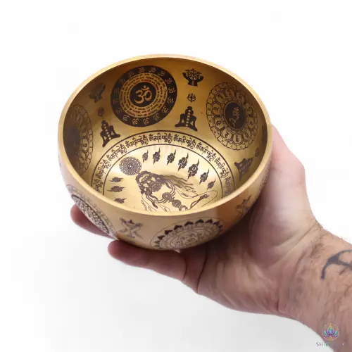Set de 4 Bols Chantants Laiton Gravés Yogi et Chakras – Emboîtables, Sans Maillet 9 Le plus petit bol gravé posé dans une main, yogi et nuages gravés au fond