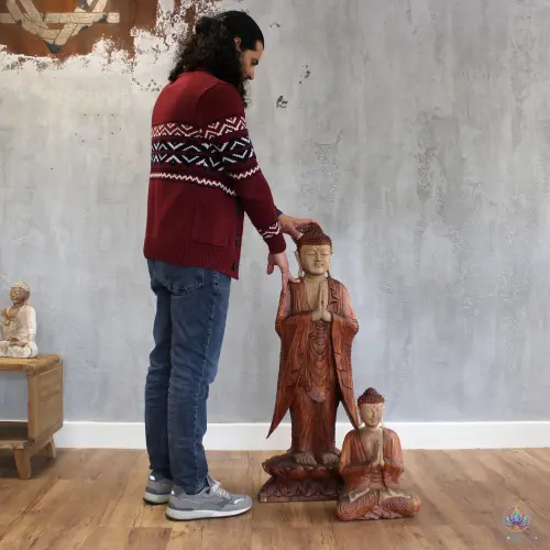 Grande Statue Bouddha Debout en Bois de Suar – 100 cm, Mains Jointes 3 Statue de Bouddha debout de 100 cm à côté d'un homme adulte, pour se rendre compte de la taille réelle