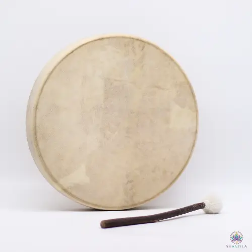 Tambour Chamanique Ours 40 cm – Poignée Sculptée, Accordable, Baguette Incluse 3 Face du tambour chamanique de 40 cm : peau animale naturelle aux nuances beige, baguette à tête blanche