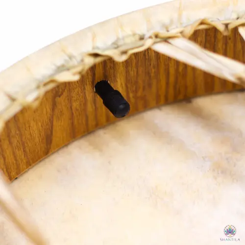 Tambour Chamanique Ours 40 cm – Poignée Sculptée, Accordable, Baguette Incluse 6 Molette noire de réglage fixée dans le cadre en bois du tambour, qui permet d'ajuster la tension de la peau